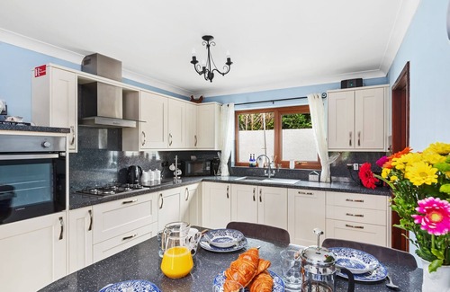 Saint Clears Cottage | Dyffryn Taf, Homely 3 bedroom bungalow with peaceful outlook