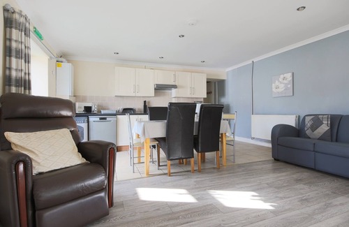 Llanybri Cottage | DYLAN'S COURT, pet friendly, with hot tub in Laugharne