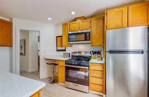 Federal Way House | Dynamic home with large yard - walkable location & near Steel Lake Park & golf
