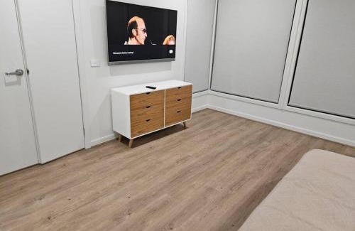 Tarneit House | E 4 Room Retreat Family Friendly