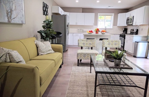 Harrison/Denny-Blaine Apartment | E John Street Apartment: UNIT B