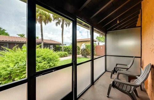 Naples Condo | E160 - 1 Queen Cottage