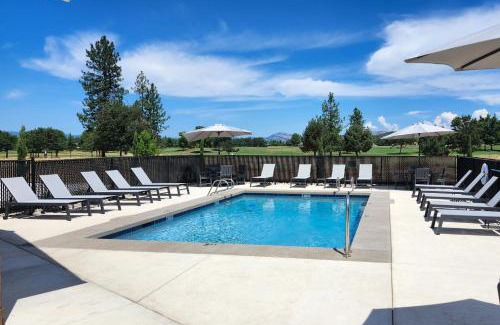 Eagle Point House | Eagle Point Golf Retreat Pool Access and Patio!