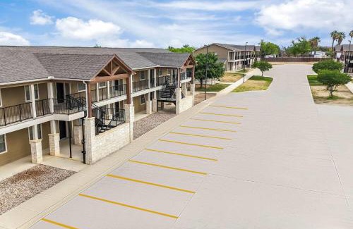 Carrizo Springs Hotel | Eagle's Den Suites Carrizo Springs a Travelodge by Wyndham