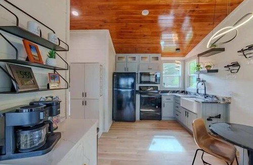 Rogersville House | EagleTree - Couples Unique Destination w Hot Tub & Private Dock on Wheeler Lake