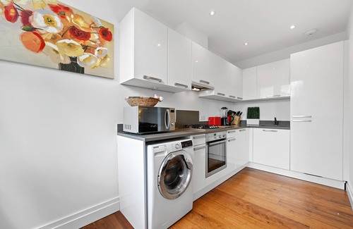 Ealing Apartment | Ealing Broadway - Lovely 2 Bed flat with offstreet parking