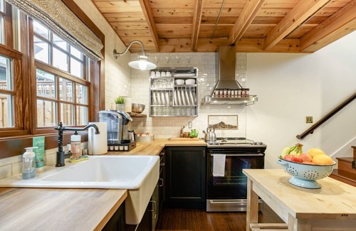 Ballard Cottage | Earl Carriage House: Upscale & Private Guest House