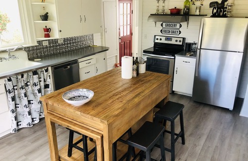 Snohomish House | Early 1900s Countryside Farm Stay