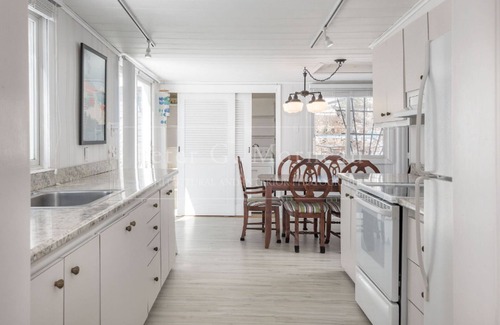 York Beach Cottage | Easily sleeps 8 guests, 5 minute walk to beach