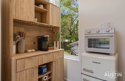MLK Apartment | East ATX Studio w Kitchenette & Shared Deck, Walk to UT, Museums, Lady Bird Lake