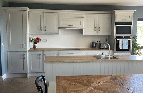 Garryvoe Apartment | East Cork Garryvoe, Panoramic Ballycotton Bay & Island View