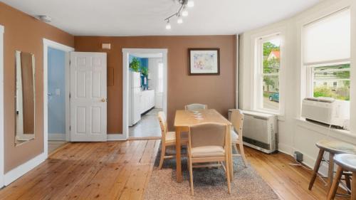East End Apartment | East end. Walk to food, beer and downtown fun.