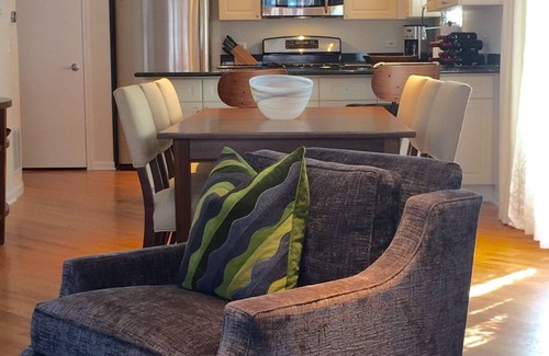 Lake View East Condo | EAST LAKEVIEW DESIGNER CONDO 2 BED/2 BATH, SLEEPS 6!