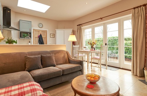 New Forest District Cottage | EAST LODGE, pet friendly, character holiday cottage in Fordingbridge