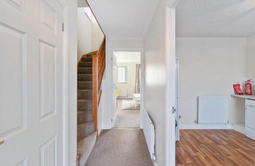 Thrapston House | East Midland House FREE Private Parking Fast WiFi Smart TV with Garden