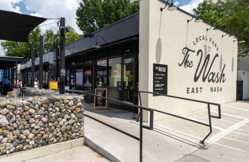 Eastwood House | East Nash Retreat- Sleeps 10, Yard, Walk to Bars!