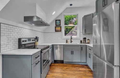 Greenwood Apartment | East Nashville Greenwood Treehouse Close to DT!