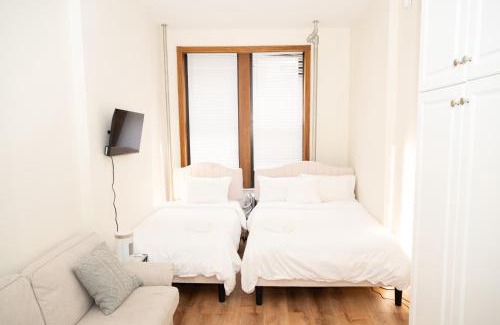 Ukrainian Village Apartment | East Village Center Apartment w Full Amenities Great New York Location