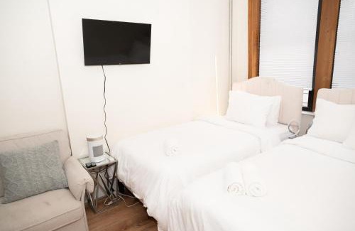 Ukrainian Village Apartment | East Village Center Apartment w Full Amenities Great New York Location