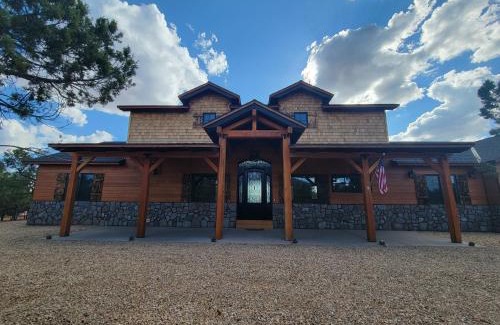Zion National Park East Entrance House | East Zion Mesa Retreat- Luxury, Hot Tub, Resort Amenities