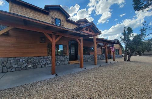 Zion National Park East Entrance House | East Zion Mesa Retreat- Luxury, Hot Tub, Resort Amenities