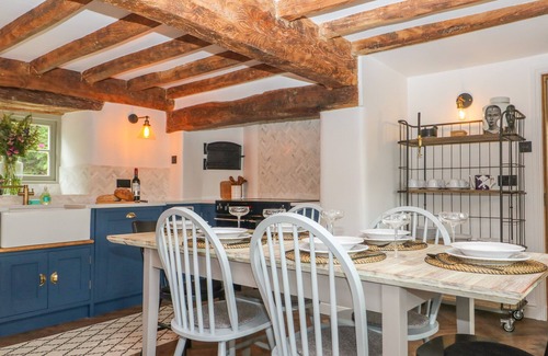 Burford Cottage | EASTER COTTAGE, family friendly, character holiday cottage in Burford