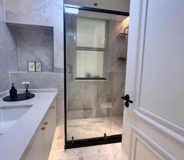 Huangpu Apartment | Eastern Hub - Three Bedroom Apt in Xintiandi, 50m from Metro, Many Shops and Malls Surrounded