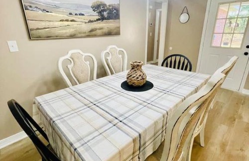 Hammond Apartment | Eastgate 5A Cozy family retreat close to downtown Hammond