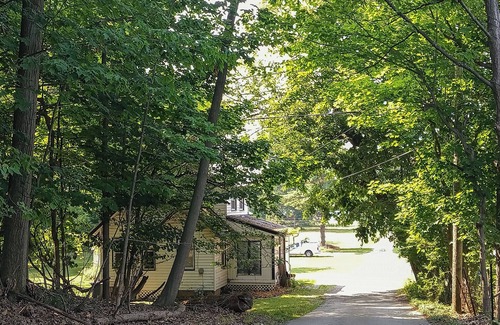 Eastlake Apartment | Eastlake Home w/Patio < 1 Mi to Lake Erie!