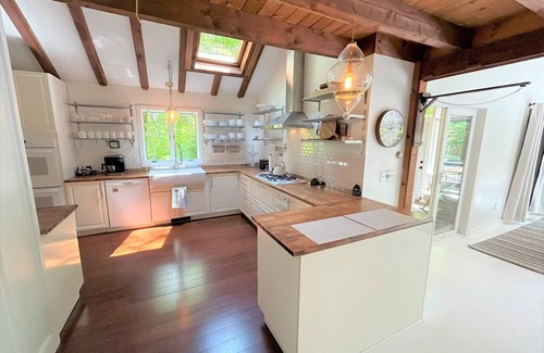 Grantham House | Eastman Home with Hot Tub!