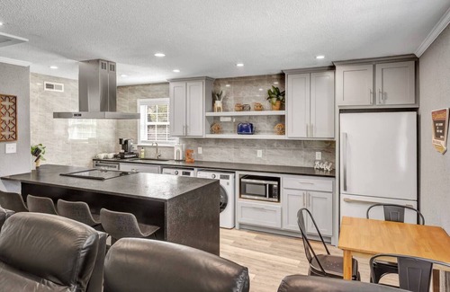 College Station Apartment | Eastwood: 2 Bdrm, 2nd flr Walk to A&M, King Beds