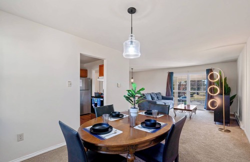 Frederick House | Easy Self Check-in 4BR Escape Prime Walkable Location Dining & Shops Nearby