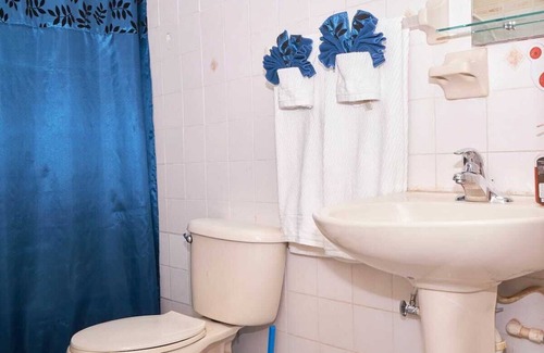 Spanish Town Bed & Breakfast | EBONVIEW Charming 4-bedroom B&B with AC and WiFi in fabulous Spanish Town