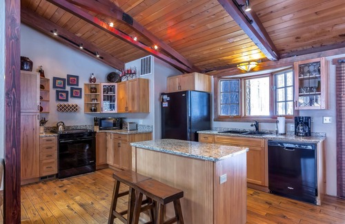Deer Park House | EBUT10 - Mountain Retreat w/2 Suites!, A/C, Cornhole