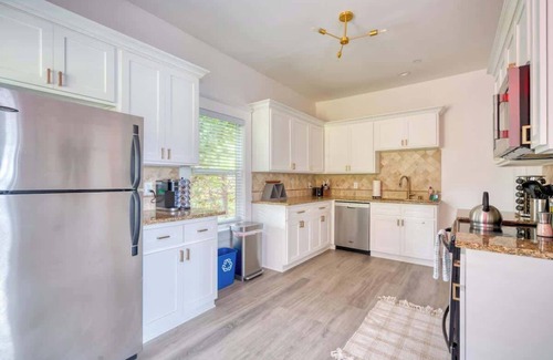 King House | Eclectic 2BR - Victorian Charm - Steps to Fun
