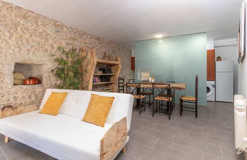 Sant Jordi Desvalls Apartment | Eco-Apartment Costa Brava