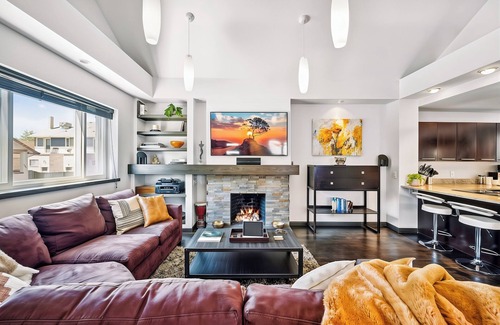 Speer House | Eco-Friendly, Modern Smart Home - Surround Sound - Chef's Kitchen - Fast WiFi