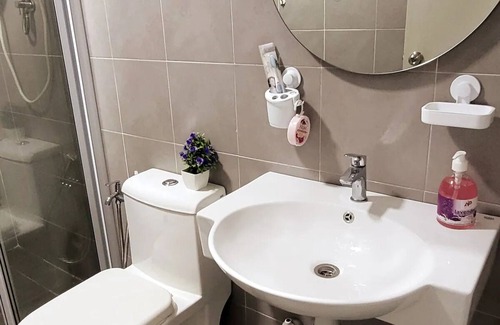 Kampung Rawa Condo | Eco-Urban Staycation - Condo, Wi-Fi, Pool, Netflix - Savanna Executive Suite