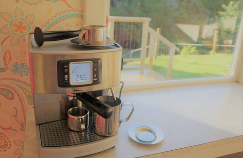 Porirua Cottage | EcoFarmstayNZ Retro-style cottage
