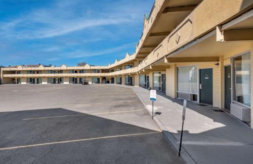 Cortland Cabin | Econo Lodge Cortland Downtown