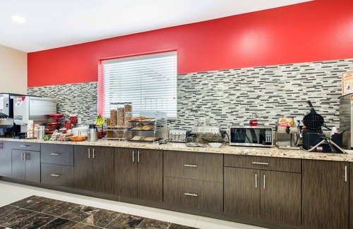 Barker Hotel | Econo Lodge Inn & Suites Houston Willowbrook