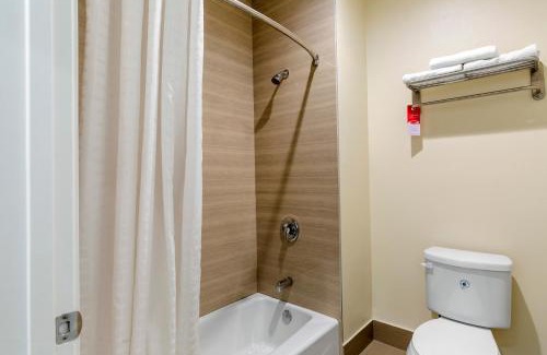 Barker Hotel | Econo Lodge Inn & Suites Houston Willowbrook