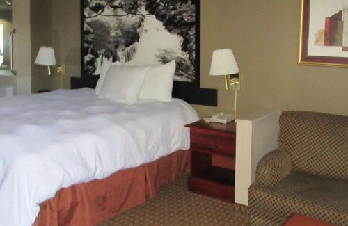 Manchester Hotel | Econo Lodge Inn & Suites Manchester North