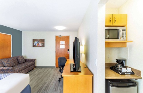 Banff Trail Hotel | Econo Lodge Inn & Suites University