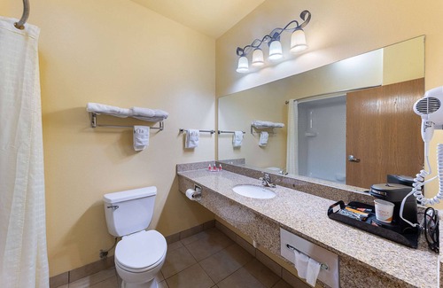 Bridgeport Hotel | Econo Lodge Inn & Suites Bridgeport