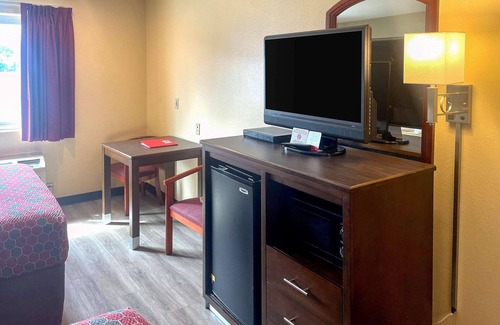 Corning Hotel | Econo Lodge Inn & Suites