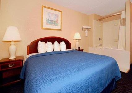 Waterloo Hotel | Econo Lodge Inn & Suites