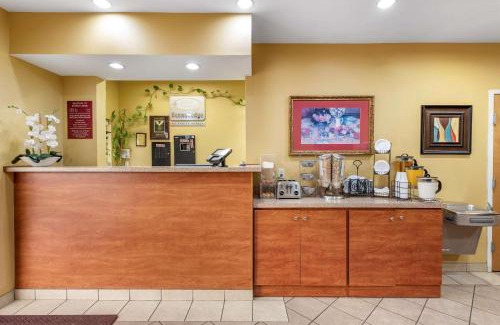 Buechel Cabin | Econo Lodge Louisville Airport