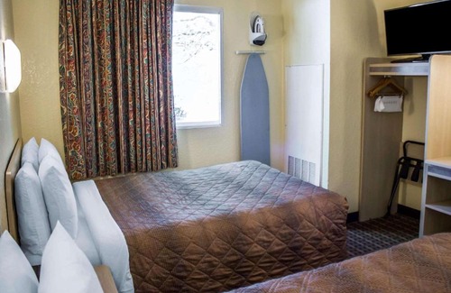 Meadville Cabin | Econo Lodge Meadville