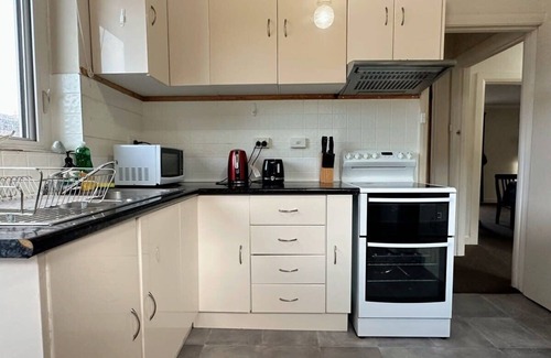 South Hobart House | Econo Lodge near Hobart City and Salamanca Market